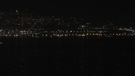 Stadtbild-Bei-Nacht-Mit-Schiff-Auf-Dem-Wasser