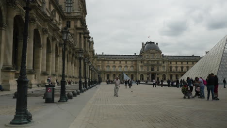 Hyperlapse-Des-Personenverkehrs-Am-Louvre-Paris