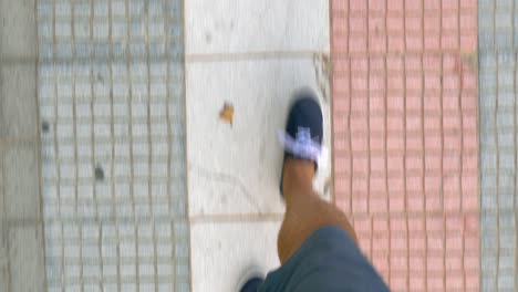 Hombre-En-Zapatillas-Caminando-Por-La-Calle