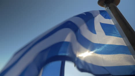 Bandera-Griega-Ondeando-En-El-Viento-Sobre-El-Fondo-Del-Cielo.