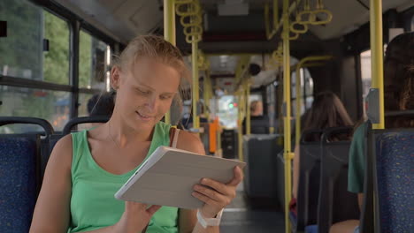 Feliz-Rubia-Bonita-Con-Tablet-Pc-Viajando-En-El-Autobús