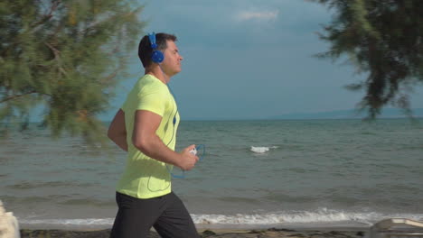 Jogging-with-music-and-smartphone-at-the-seaside