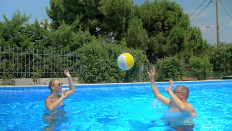 Angenehmer-Und-Aktiver-Sommertag-Im-Schwimmbad