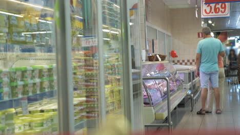 Paar-Läuft-An-Den-Kühlschränken-Im-Supermarkt-Entlang