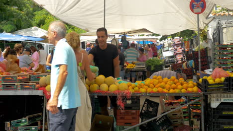 Concurrido-Mercado-De-Frutas-En-La-Calle