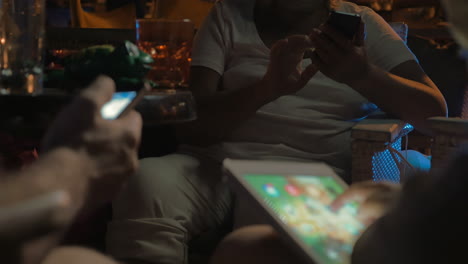 Tres-Personas-Usando-Sus-Teléfonos-Y-Tabletas-En-La-Cafetería