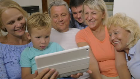 Große-Familie,-Die-Sich-Ein-Video-Auf-Dem-Touchpad-Ansieht