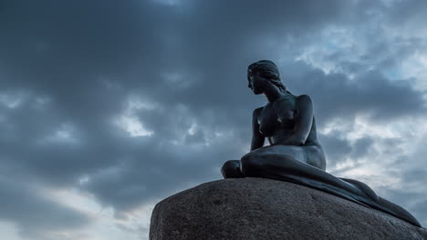 Zeitraffer-Der-Wolken-über-Der-Statue-Der-Kleinen-Meerjungfrau