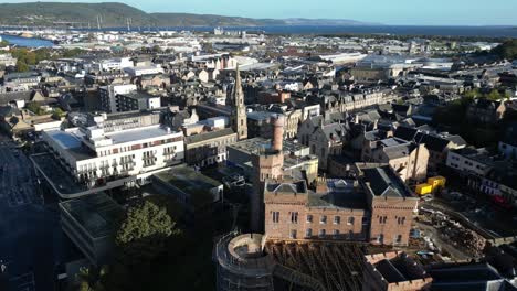 Luftdrohnenaufnahmen-Von-Inverness-Castle-Und-Der-Altstadt-Von-Inverness,-Schottland-Im-Hochland