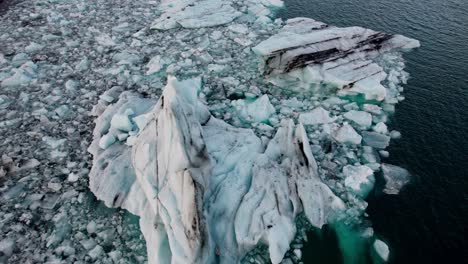 Schnelle-Luftumlaufbahn-Um-Eine-Große-Eisscholle-Im-Arktischen-Gletschersee-In-Island