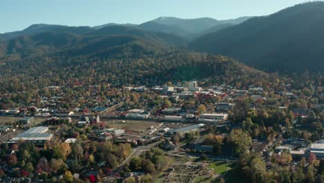 Ashland-Downtown-On-Sunrise-With-Forested-Mountains-Background-In-Southern-Oregon,-USA