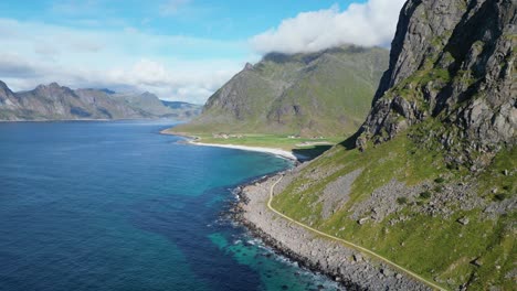 Küste-Der-Lofoten-Inseln-Und-Strand-Von-Uttakleiv-In-Norwegen,-Skandinavien---Luftaufnahme