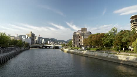 Statische-Ansicht-Des-Motoyasu-Flusses-Mit-Der-Atombombenkuppel-Im-Hintergrund