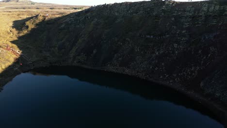 Vulkanischer-Kerid-Kratersee-In-Island,-Atemberaubende-Geologische-Besonderheit,-Luftaufnahme