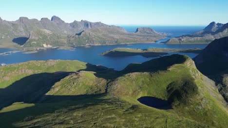 Mirador-Panorámico-De-Las-Islas-Lofoten-Durante-La-Caminata-A-La-Playa-De-Kvalvika-En-Noruega---Aéreo