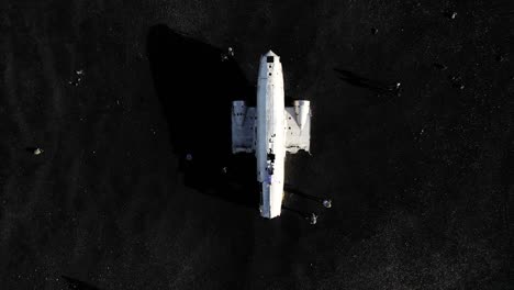 Solheimasandur-Flugzeugabsturz-Touristenattraktion-In-Island,-Luftaufnahme-Von-Oben-Nach-Unten