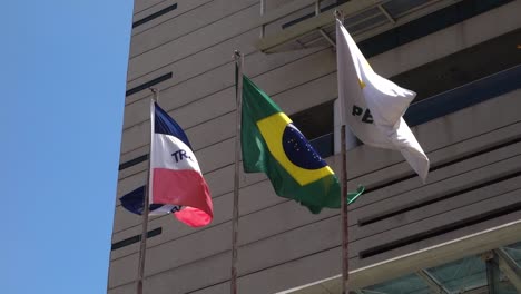 Die-Firmenflagge-Petrobras,-Die-Brasilianische-Flagge-Und-Die-Staatsflagge-Espirito-Santo-Wehen-Im-Wind