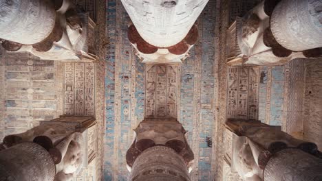 Dendera-Tempel,-Blick-Auf-Die-Säulen,-Die-Mit-Altägyptischen-Hieroglyphen-Geschnitzt-Sind,-UNESCO-Weltkulturerbe