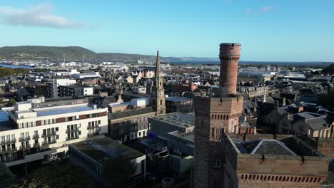 Luftdrohnenaufnahmen-Von-Inverness-Castle-Und-Der-Altstadt-Von-Inverness,-Schottland-Im-Hochland