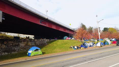 Obdachlose-Leben-In-Zelten,-Die-Unter-Einer-Brücke-In-Portland,-Maine,-Aufgestellt-Sind