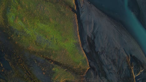Luftaufnahme-Von-Oben-Atemberaubende-Flussnaturlandschaft-In-Island