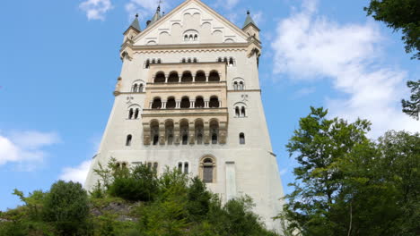 Tilt-up-tower-of-Neuschwanstein-Castle-in-Schwangau,-Germany