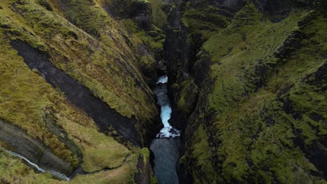 Impresionante-Cascada-Del-Río-En-El-Cañón-Fjaorargljufur,-Islandia,-Aéreo