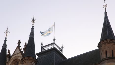 Bandera-Escocesa-Ondeando-Sobre-El-Palacio-De-Gobierno-Del-Pueblo-A-Lo-Largo-De-High-Street-En-Inverness,-Escocia,-En-Las-Tierras-Altas