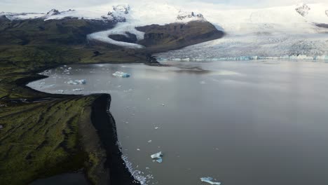 Glaciar-Derritiéndose-En-El-Lago-De-Islandia-Durante-El-Invierno,-Paisaje-Aéreo