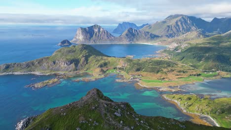 Mirador-Panorámico-De-Las-Islas-Lofoten-En-La-Montaña-Offeroykammen-En-Noruega,-Escandinavia---Aéreo