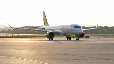 Airbaltic-A220-Flugzeug-Rollt-Während-Der-Goldenen-Stunde-Auf-Dem-Flugplatz