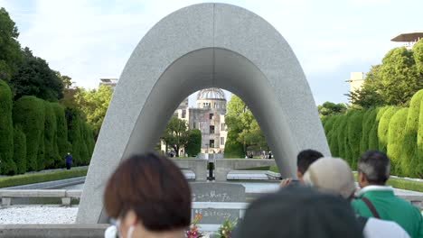Touristen-Besichtigen-Das-Kenotaph-Der-Hiroshima-Opfer-In-Japan