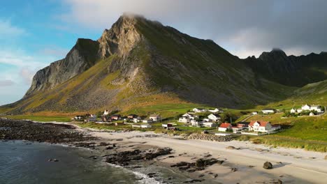 Strand-Und-Dorf-Vikten-Auf-Den-Lofoten-In-Norwegen,-Skandinavien---Luftaufnahme