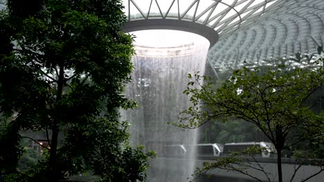 Toma-Amplia-De-La-Cascada-Interior-Joya-En-El-Aeropuerto-De-Changi-En-Singapur