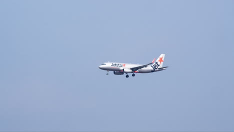 Jetstar,-Una-Popular-Aerolínea-De-Bajo-Costo,-Se-Está-Preparando-Para-Aterrizar-En-La-Pista-Del-Aeropuerto-De-Suvarnabhumi,-Ubicada-En-Lat-Krabang,-Bangkok,-Tailandia
