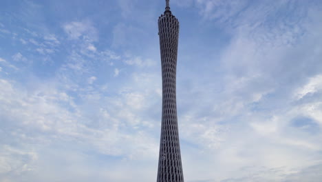 Canton-Tower-An-Einem-Bewölkten-Nachmittag-In-Guangzhou,-Schwenk-Nach-Unten