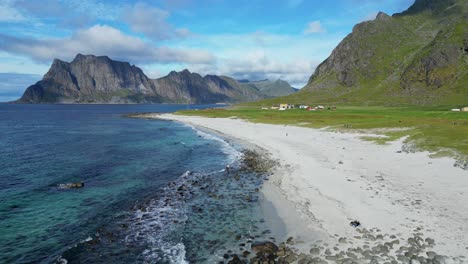Uttakleiv-Strand-Auf-Den-Lofoten-Inseln-In-Norwegen,-Skandinavien---Luftumrundung