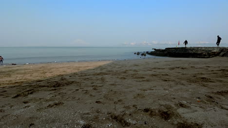 Timelapse-of-a-beach-on-a-sunny-day-Dadar,-Mumbai,-Maharashtra-India-4K