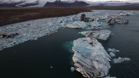Concepto-De-Calentamiento-Global,-Glaciar-De-Hielo-Derretido-En-Islandia,-órbita-Aérea