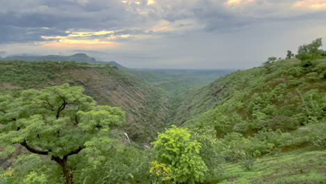 Valle-Natural-Lleno-De-Verdor-Y-Cielo-Nublado-Igatpuri,-Maharashtra,-India-4k