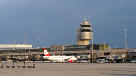 Flughafen-Zürich-Mit-Flugsicherungsturm-Bei-Sonnenuntergang