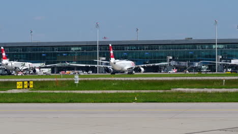 Der-Swiss-Airbus-A330-Fährt-An-Einem-Sonnigen-Tag-In-Das-Terminal-Gate-Des-Flughafens-Zürich-Ein