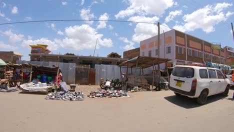 POV-Fahrt-Auf-Dem-Afrikanischen-Stadtmarkt-Im-Süden-Kenias