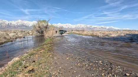 Cordillera-Nevada-De-Sierra-Nevada-Con-Un-Bronco-Conduciendo-A-Través-De-Un-Río-En-Primer-Plano-En-Cámara-Lenta