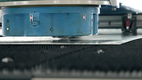 Steel-Cutting-Hydraulic-Machine-in-a-Factory