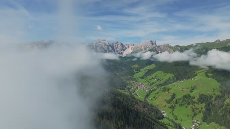 Erkundung-Der-Dolomitengipfel:-Drohnenmanöver-Entlang-Der-Wolkenränder,-Um-Benachbarte-Majestätische-Berge-In-Atemberaubenden-Luftaufnahmen-Zu-Enthüllen