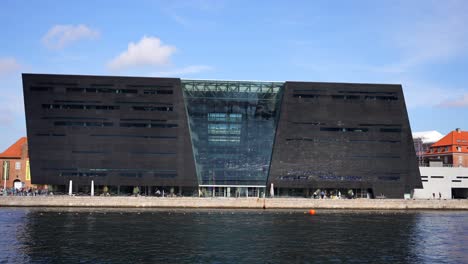 Biblioteca-Real-Conocida-Como-El-Edificio-Del-Diamante-Negro-En-El-Puerto-De-Copenhague,-Dinamarca