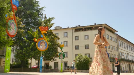 Bunte-Ornamente-Auf-Den-Straßen-Während-Des-Sao-Joao-Festivals-In-Braga,-Portugal