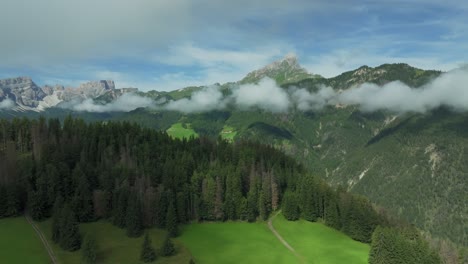 Die-Drohne-Gleitet-Zurück-Und-Umrahmt-Den-Putiafelsen-In-Den-Wolkenverhangenen-Dolomiten