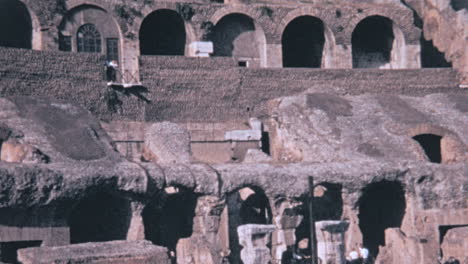 Touristen-Gehen-In-Den-1960er-Jahren-über-Die-Verschiedenen-Ebenen-Des-Kolosseums-In-Rom